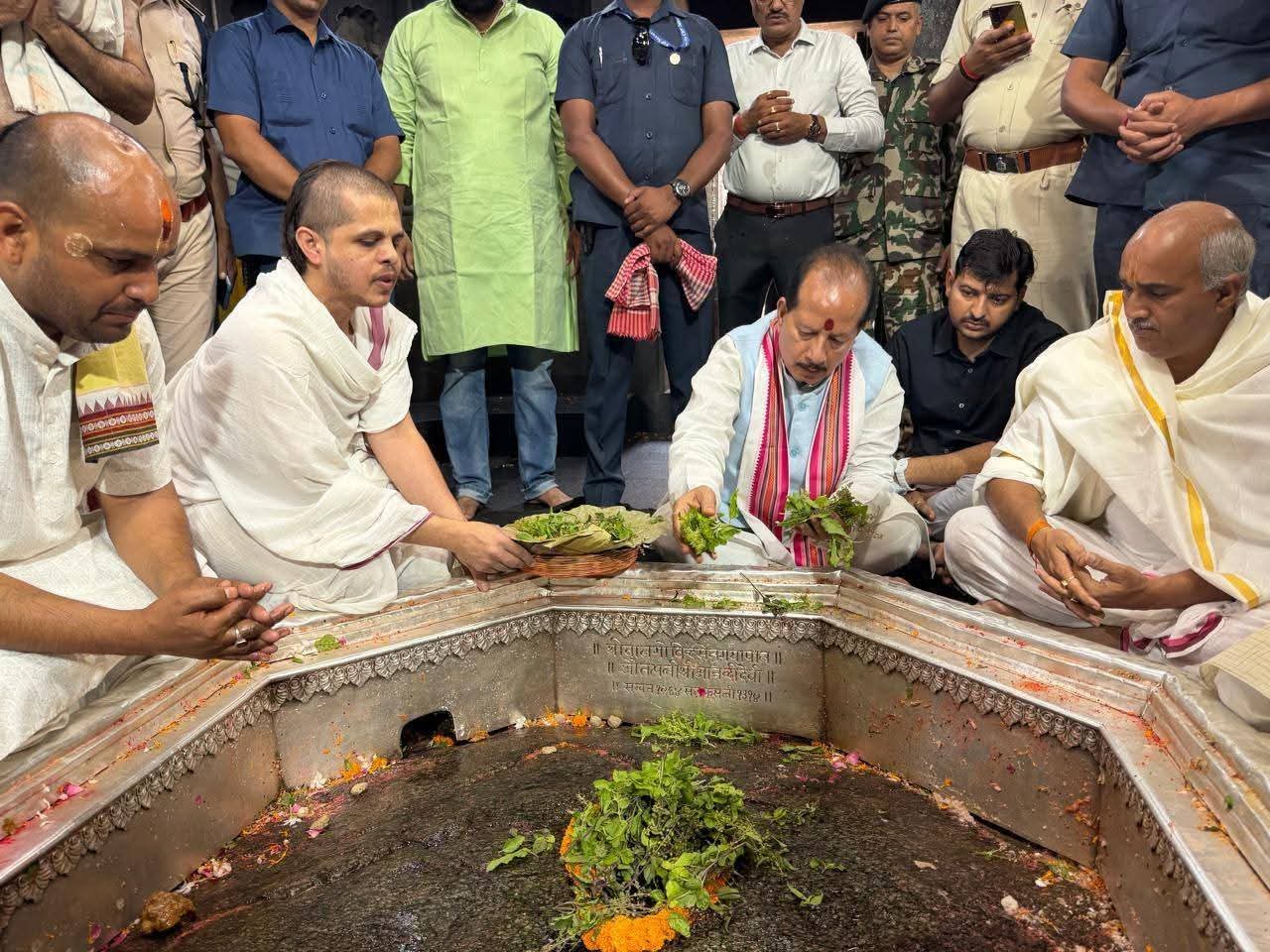 गया पहुंचे प्रभारी मंत्री विजय कुमार सिन्हा, विष्णुपद मंदिर में की विशेष पूजा-अर्चना