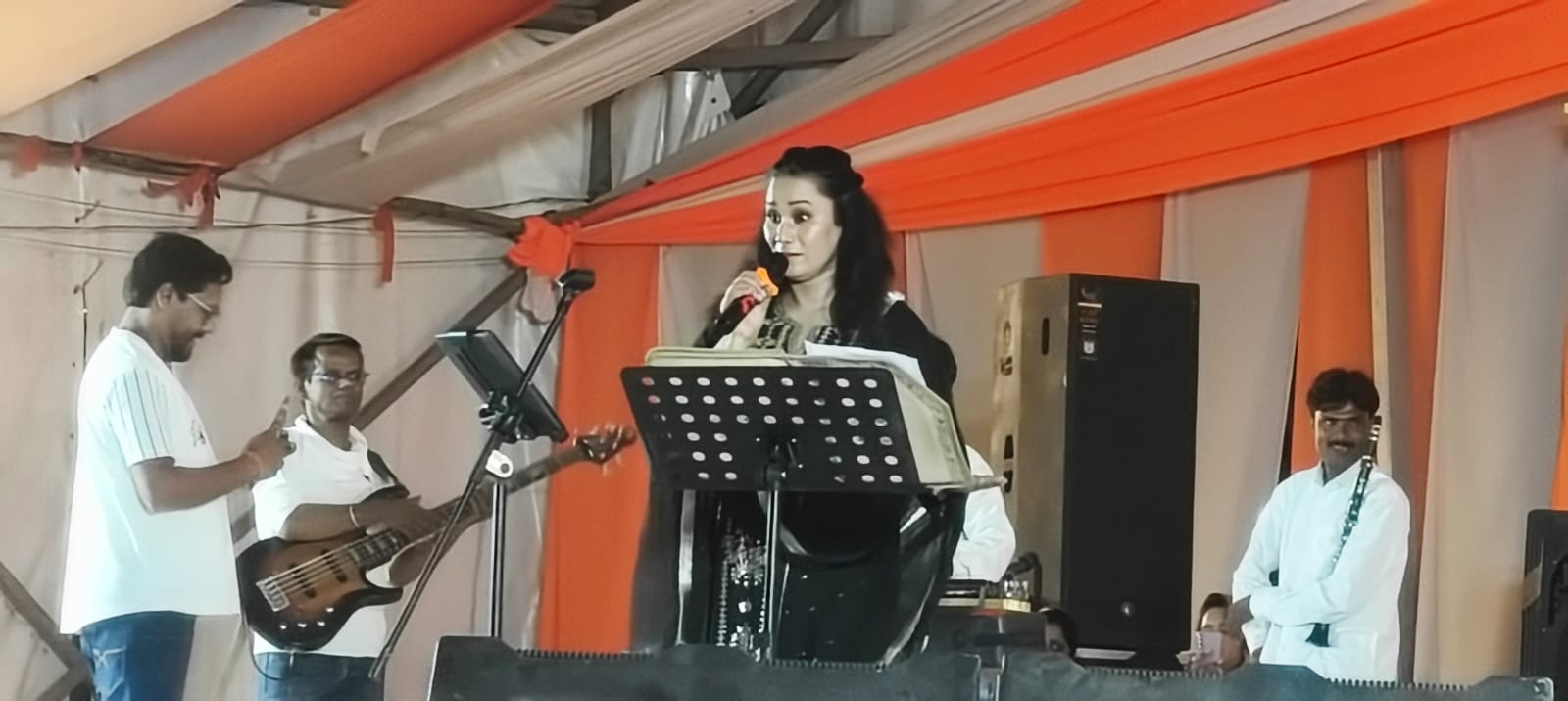 इमामगंज में कल्पना पटवारी के भक्ति गीतों से भक्तिमय हुआ गांव,झूमे श्रद्धालु