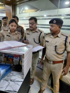 जांच करते पुलिस अधिकारी