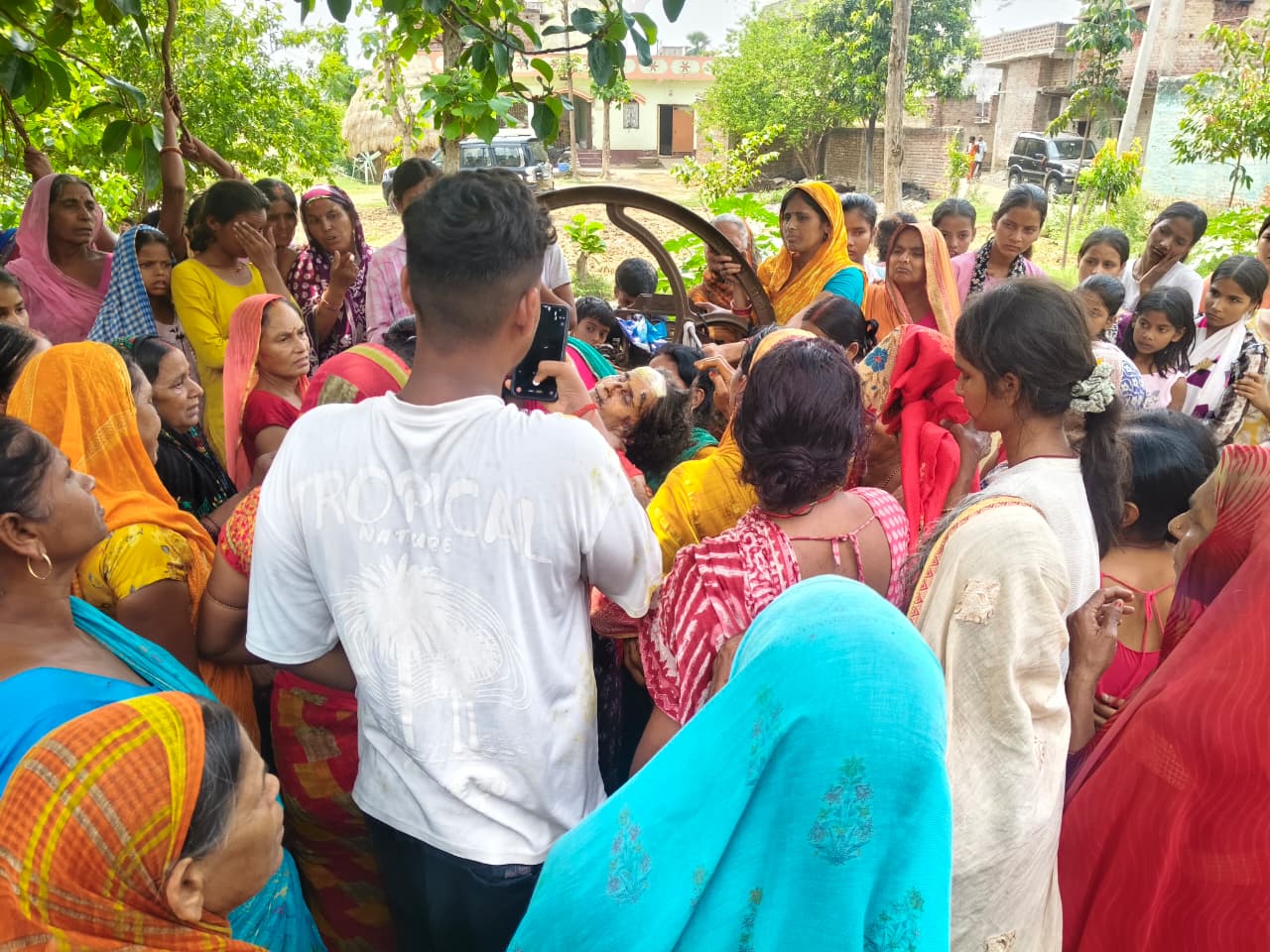 तीर्थ यात्रा से लौटते वक्त हुआ सड़क हादसा, बुजुर्ग महिला की मौत, चार घायल