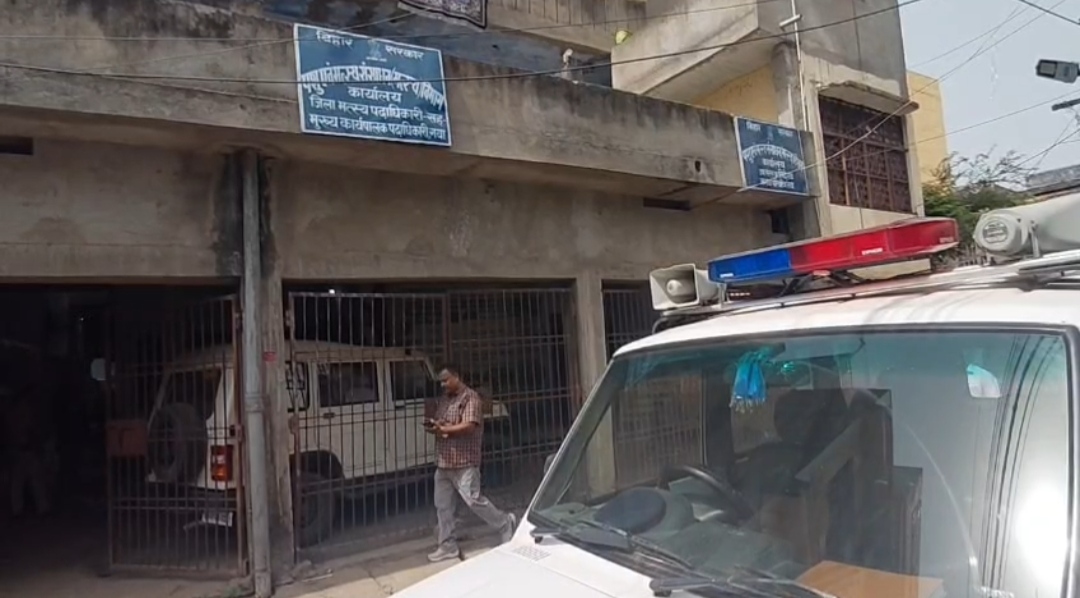 बड़ी खबर: गया में संदिग्ध नकली दवाओं का जखीरा पकड़ाया, Trackon Courier से होती थी सप्लाई ,6 गिरफ्तार