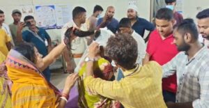घायल छात्रा का इलाज करते की तस्वीर
