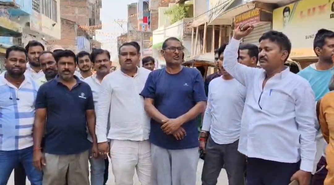 गुरुआ में 40 लाख की ज्वेलरी लूट पर बवाल: बाजार बंद कर सड़कों पर उतरे व्यापारी, अपराधियों की गिरफ्तारी की मांग
