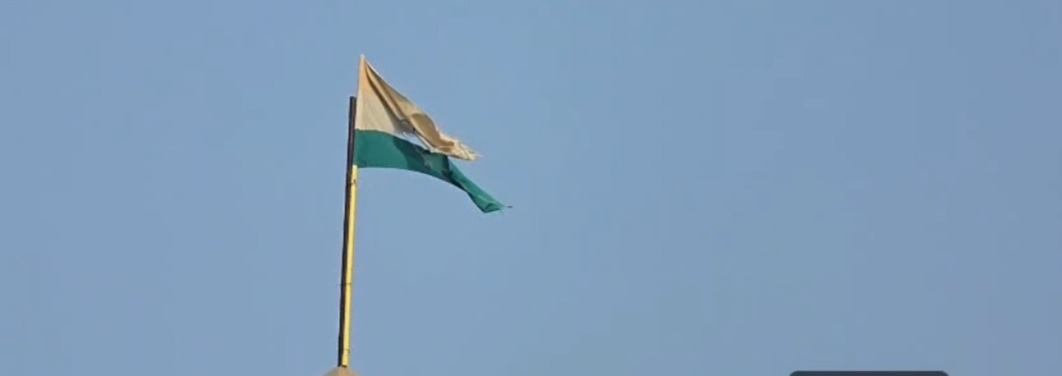 सेठ छमाछम वाटर पार्क में फटा तिरंगा फहराने पर बवाल, लोगों ने कहा- की जा रही है राष्ट्रध्वज का अपमान