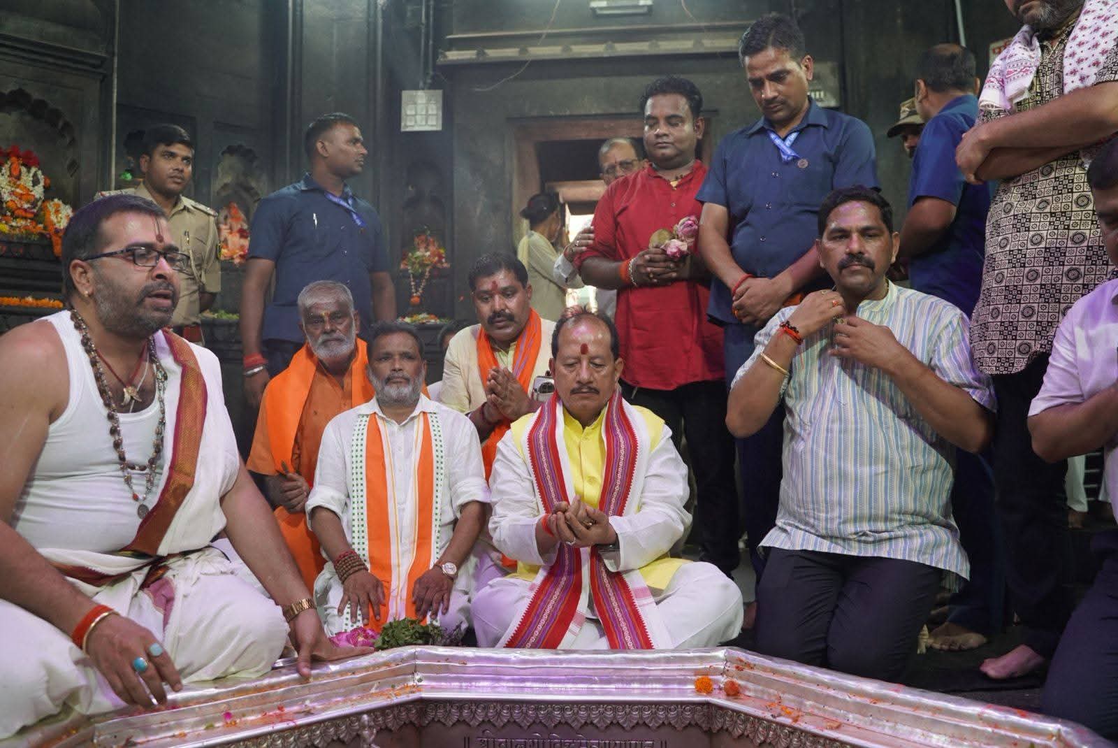 गया के विष्णुपद मंदिर पहुंचे कृषि मंत्री विजय कुमार सिन्हा, विकसित भारत और समृद्ध बिहार की कामना