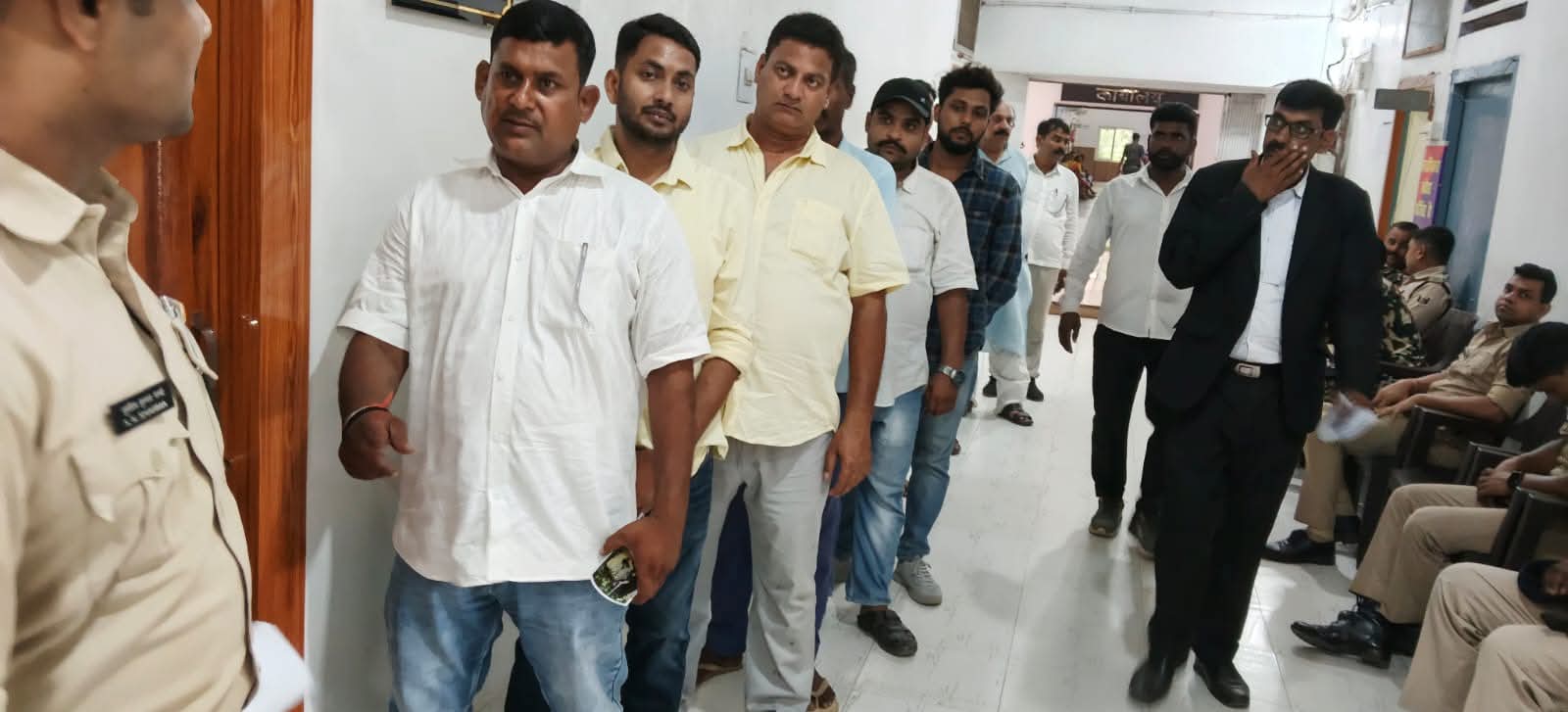 आईजी के जनता दरबार में पहुंचे विकास और विनोद, मानसिक प्रताड़ना का लगाया आरोप