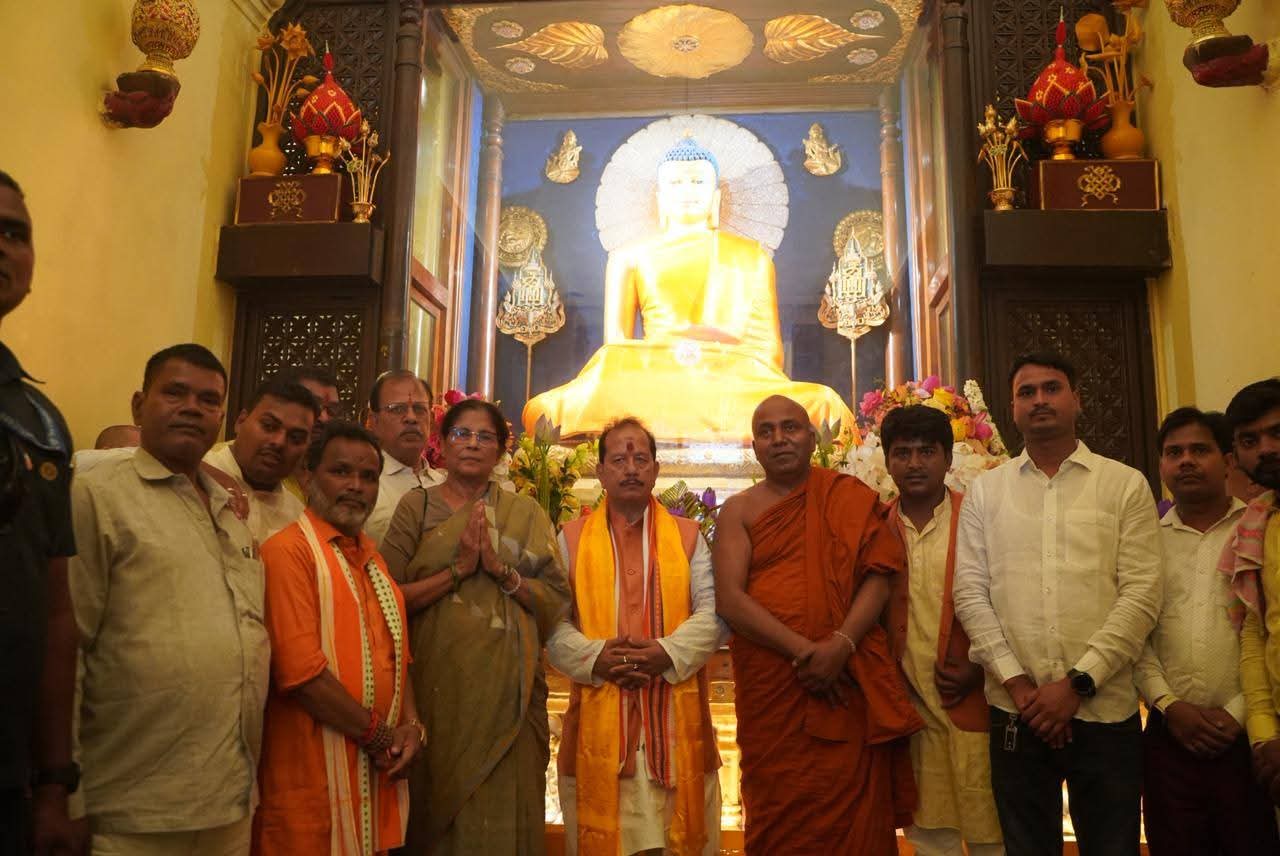 महाबोधि मंदिर पहुंचे कृषि मंत्री विजय कुमार सिन्हा, प्रदेश की सुख-समृद्धि के लिए की कामना