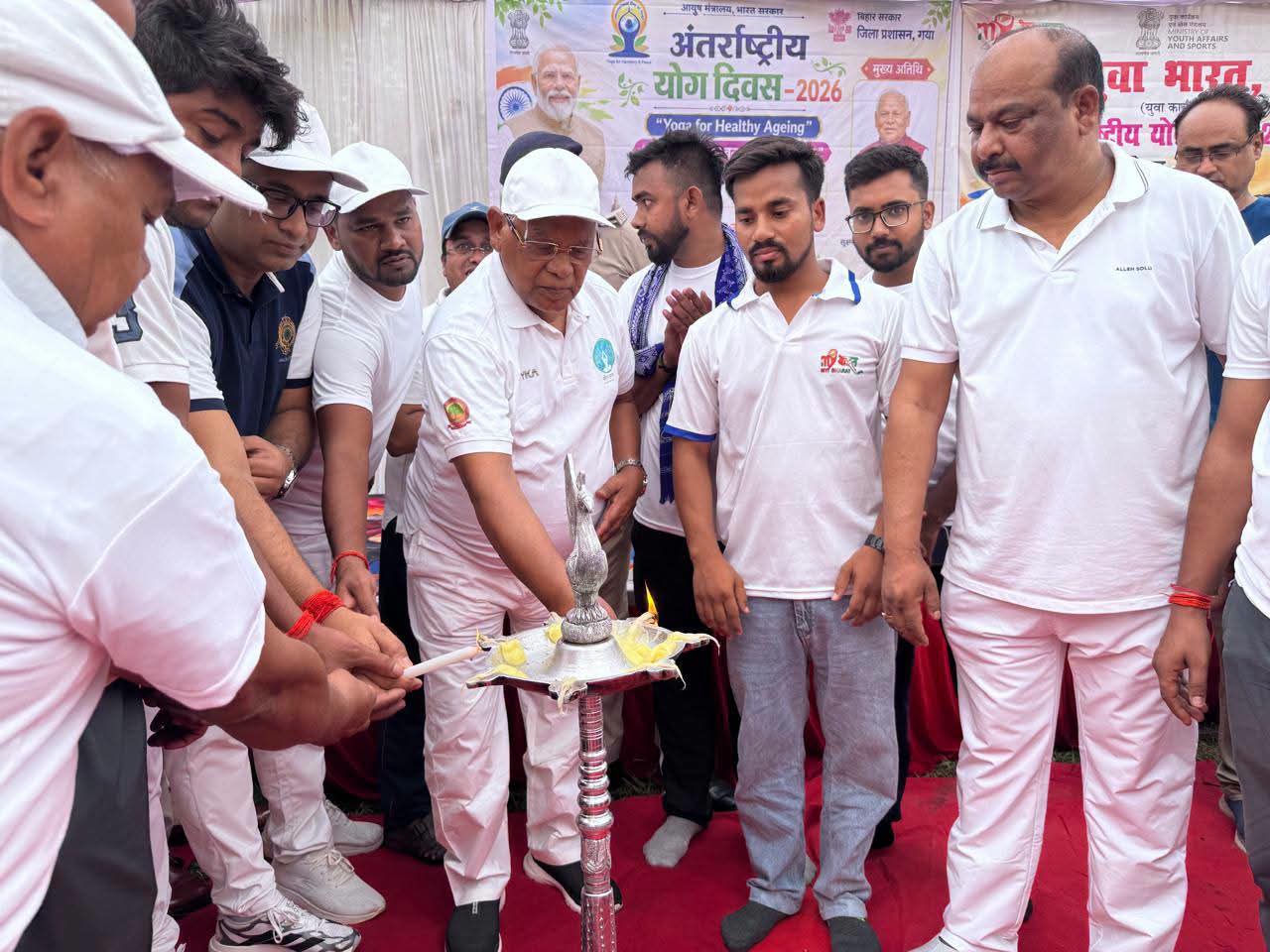 बोधगया में योग करते दिखे जीतन राम मांझी, बोले-प्रधानमंत्री मोदी की पहल से योग को मिली वैश्विक पहचान