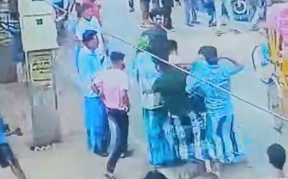 बकाया रुपये के विवाद में भिड़े दो पक्ष, नादरगंज में मारपीट का CCTV वीडियो वायरल