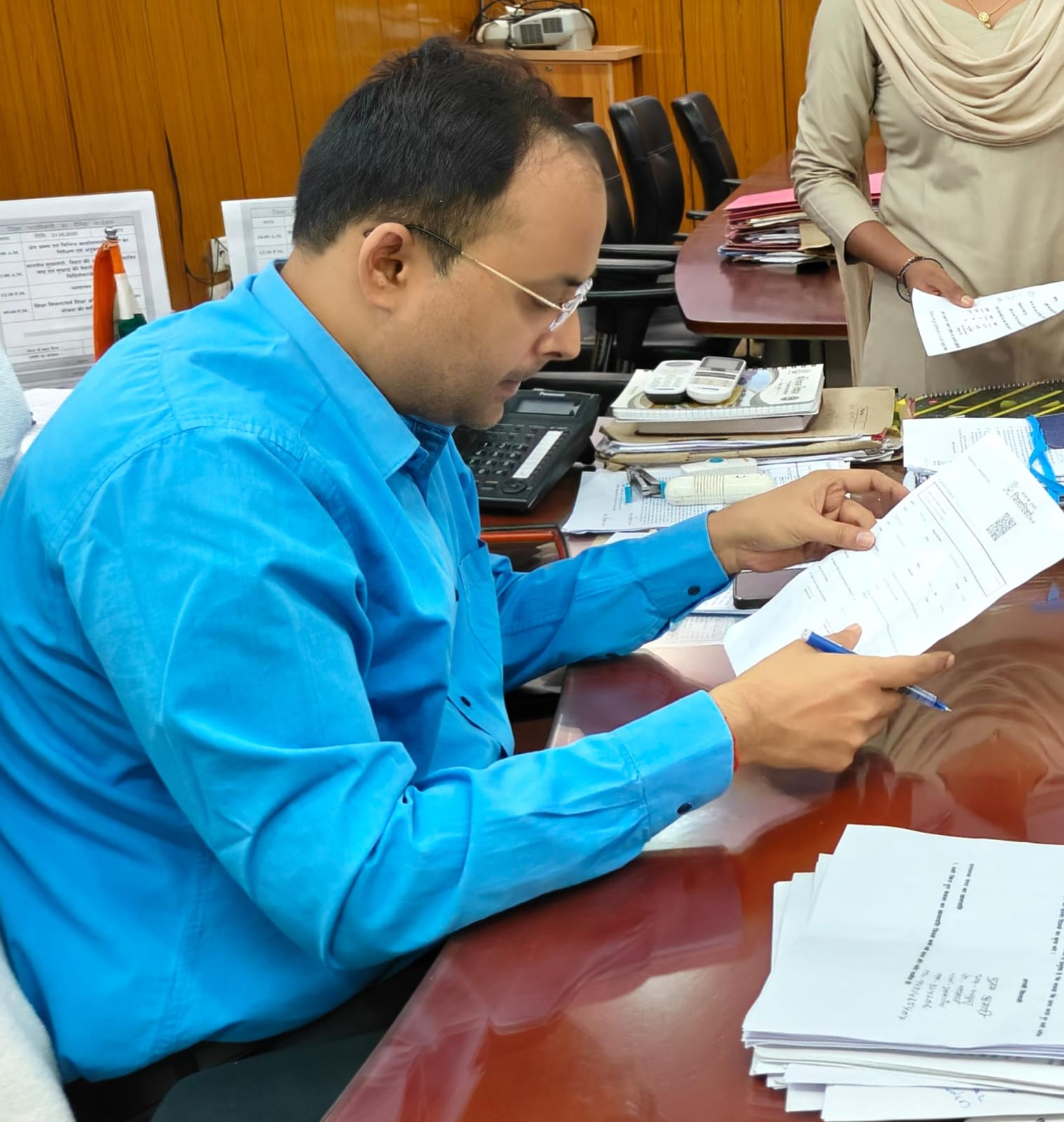 लापरवाही और अनियमितता पर राजस्व कर्मचारी की दो वेतन वृद्धि रोकी गई,डीएम ने की कार्रवाई