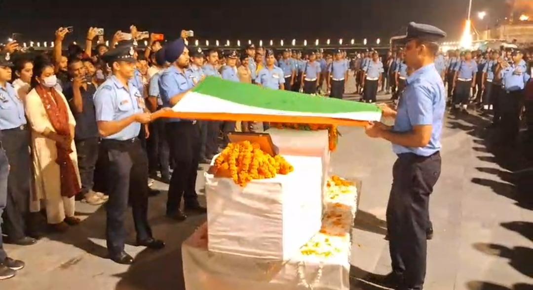 असम विमान हादसे में शहीद लेफ्टिनेंट शुभम को गया में दी गई अंतिम विदाई, एयरफोर्स जवानों ने दिया गार्ड ऑफ ऑनर