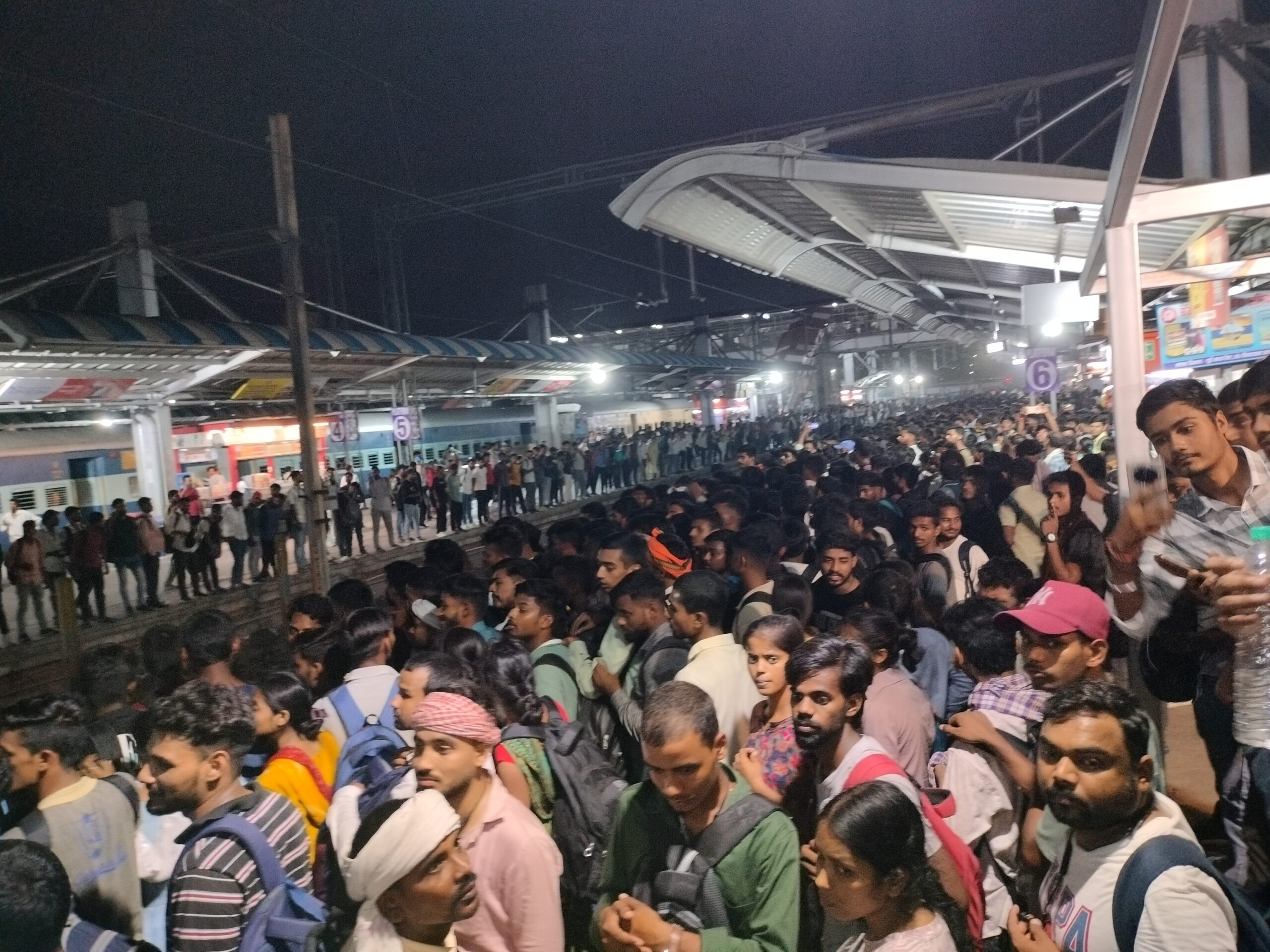 “टिकट” वालों की छूटी ट्रेन, खिड़की से घुसे परीक्षार्थी, गया जंक्शन पर मचा घमासान