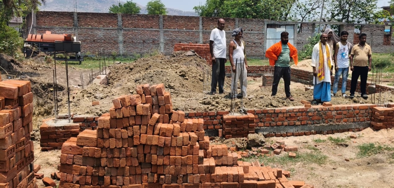 बोधगया के लारपुर में स्वास्थ्य उपकेंद्र निर्माण पर सवाल, ग्रामीणों ने घटिया सामग्री उपयोग का लगाया आरोप