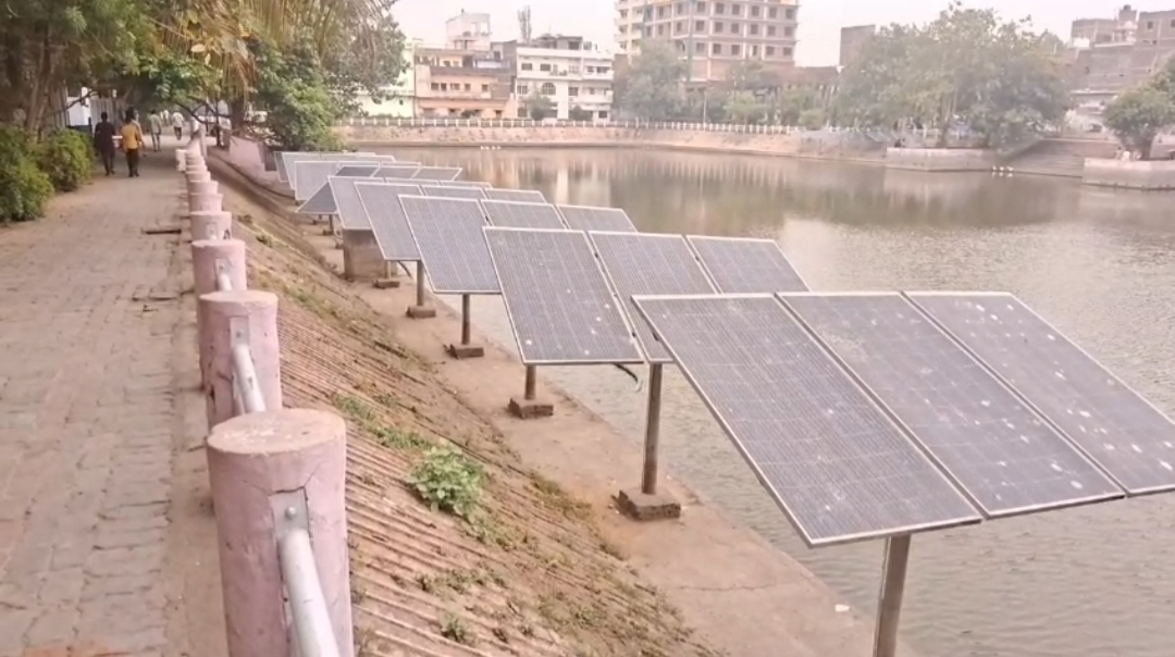 लाखों खर्च, न रोशनी मिली न साफ पानी; रामसागर तालाब का सोलर प्लांट बेकार, जिम्मेदार कौन..?