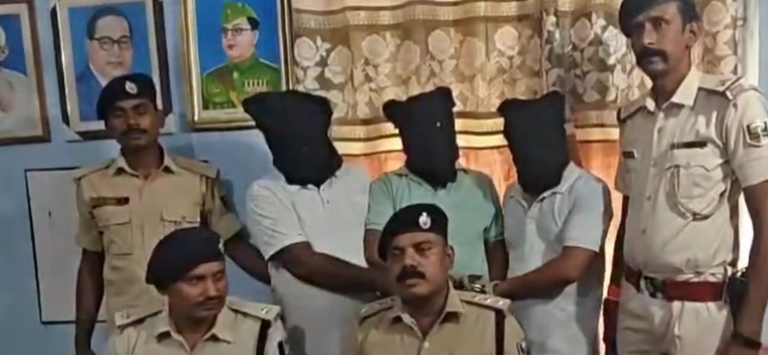 भूमाफियाओं के इशारे पर जमीन कब्जाने निकले तीन अपराधी लग्जरी वाहन से गिरफ्तार, हथियार और कारतूस बरामद