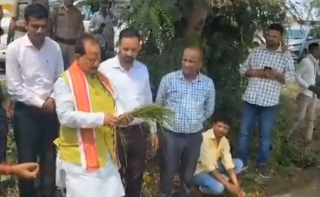 खेत में उतरे कृषि मंत्री विजय कुमार सिन्हा, धान रोपनी का औचक निरीक्षण कर किसानों से जाना हाल