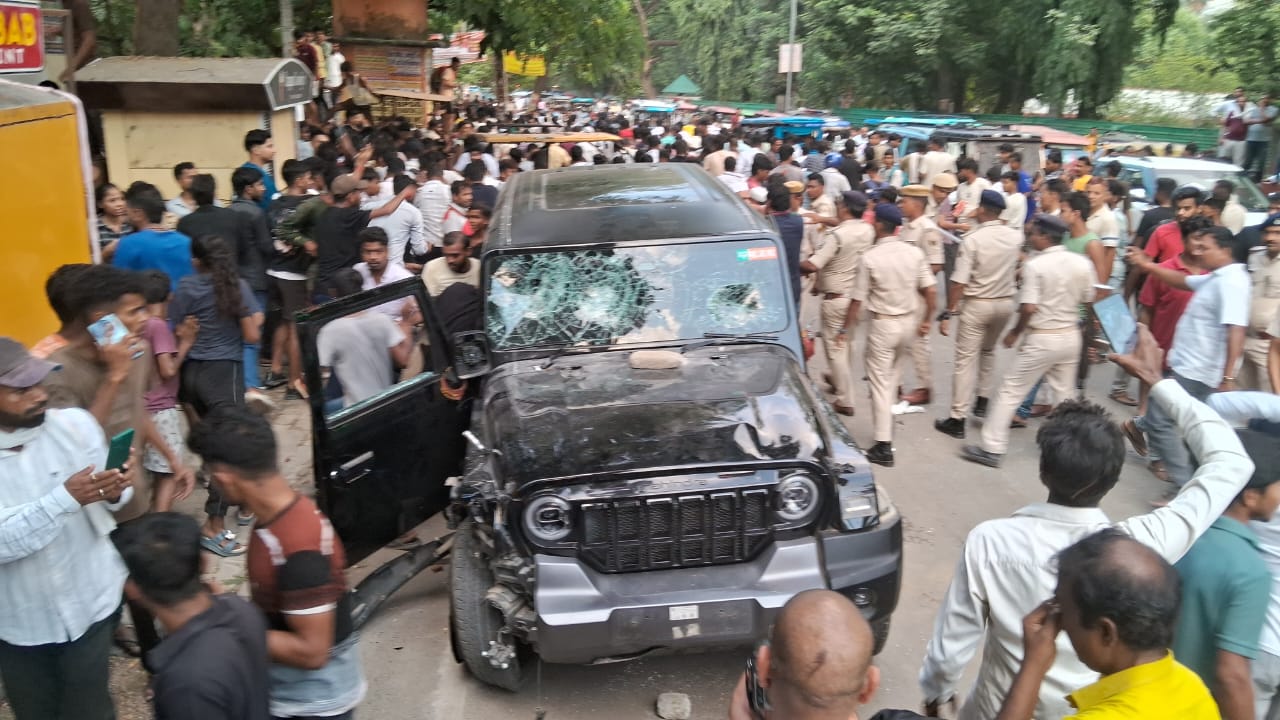 गया में भाजपा स्टीकर लगी थार का कहर: स्कूटी और टोटो को मारी टक्कर, 3 घायल; गुस्साई भीड़ ने वाहन में की तोड़फोड़