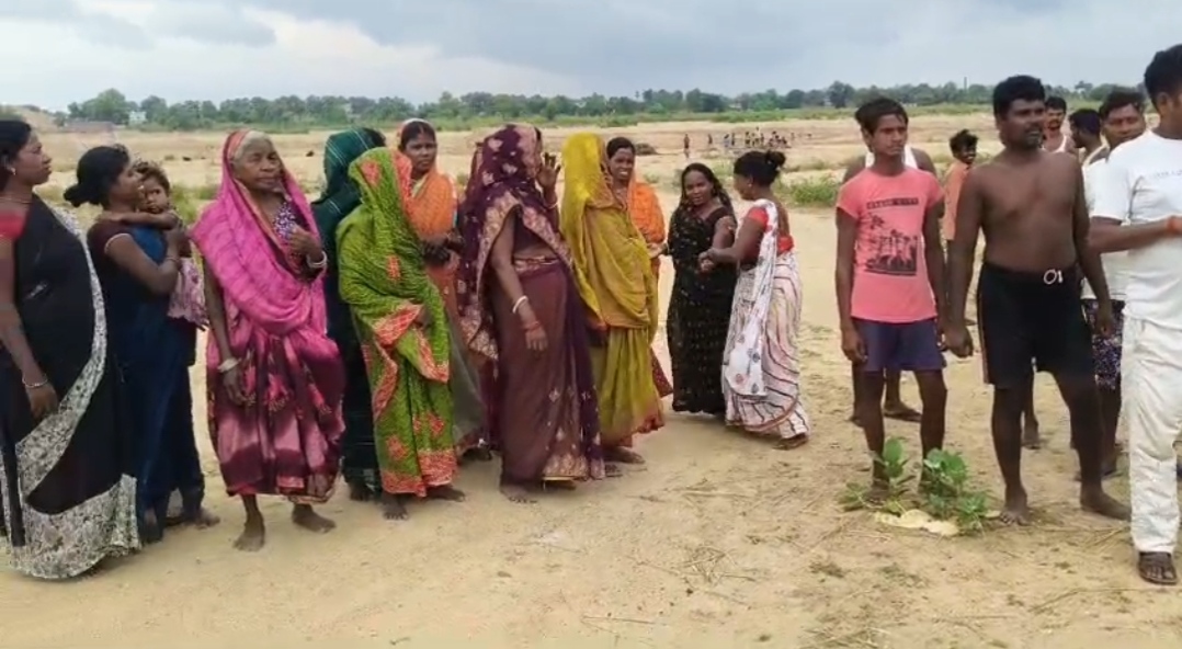 बोधगया के मोचारीम में रोक के बावजूद धड़ल्ले से हो रहा अवैध बालू उठाव, ग्रामीणों ने जताया हादसे का खतरा