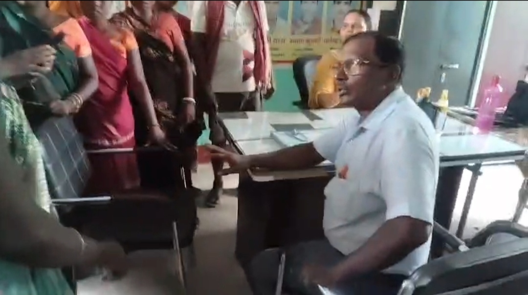 “पास करा दूंगा…” कहकर छात्रा से शर्मनाक हरकत का आरोप, ग्रामीणों ने स्कूल में शिक्षक को चप्पलों से पीटा
