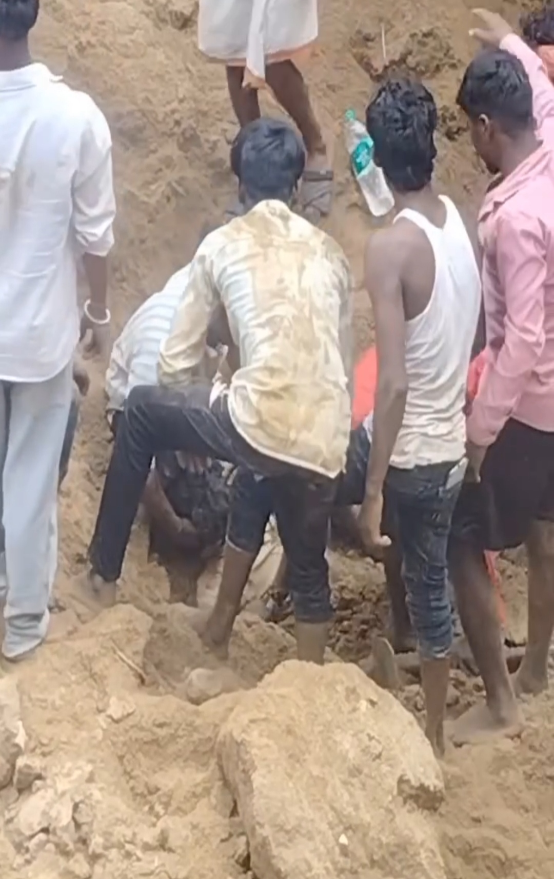 बाराचट्टी में पुल निर्माण के दौरान हादसा, मिट्टी में दबने से 1 मजदूर की मौत