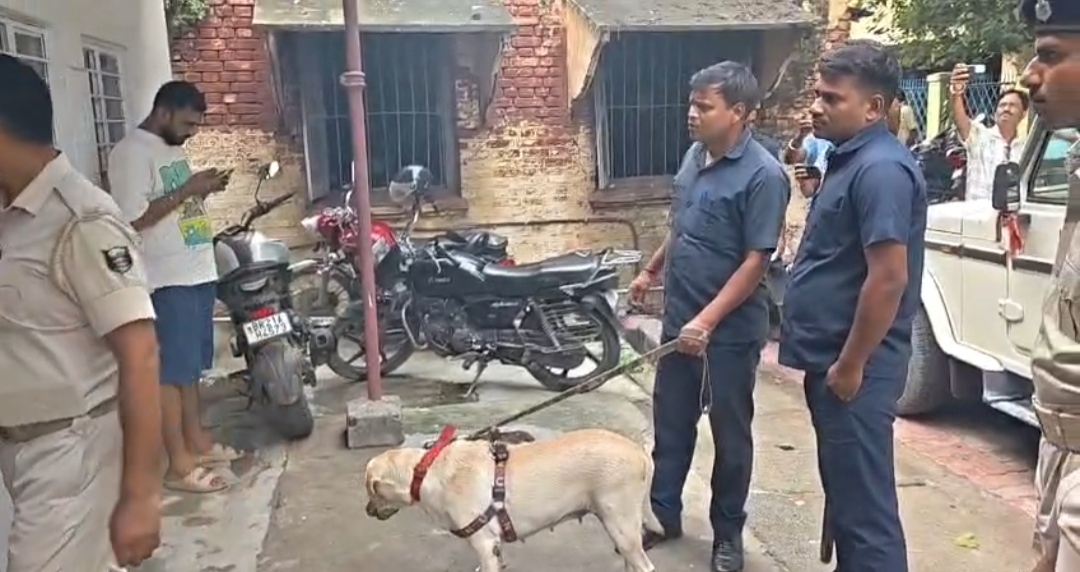 सीएम हाउस उड़ाने की धमकी के बाद गया में पासपोर्ट कार्यालय को बम से उड़ाने की धमकी, अलर्ट पर प्रशासन; डॉग स्क्वायड और बम निरोधक दस्ता ने की जांच