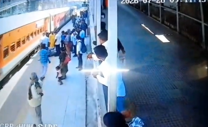 गया में चलती ट्रेन से उतरते समय फिसला यात्री, RPF जवानों ने मौत के मुंह से खींच निकाला; CCTV फुटेज आया सामने