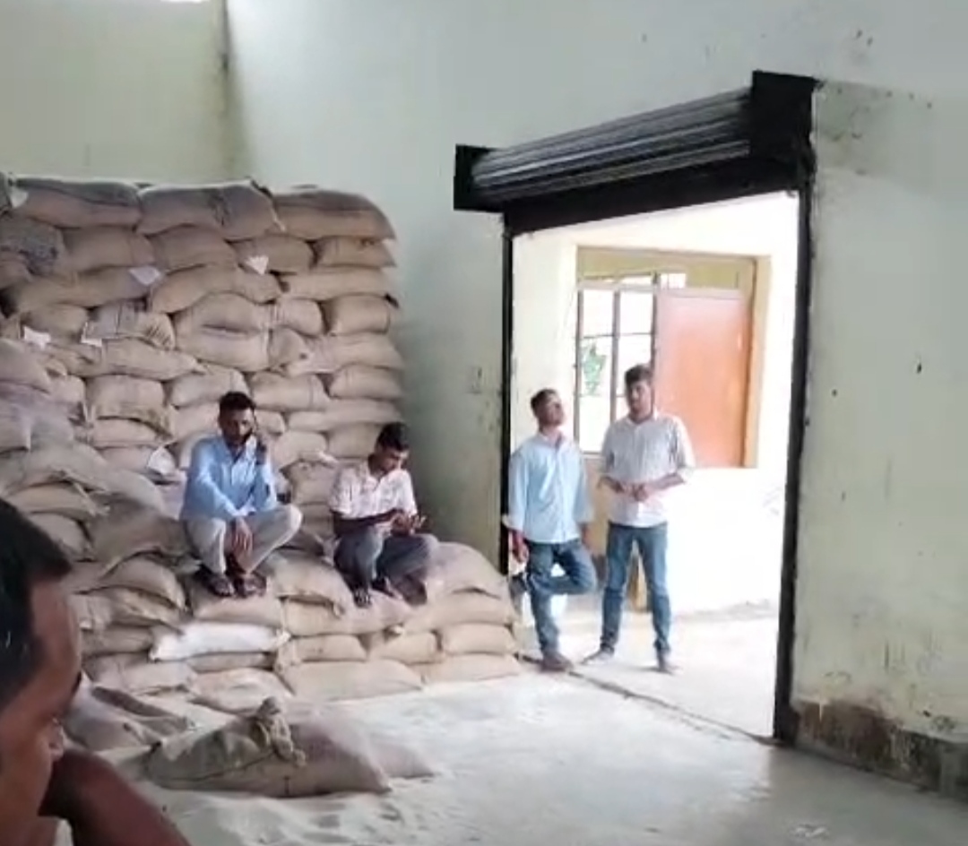 बोधगया एसएफसी गोदाम में डीलरों की मौजूदगी से उठे सवाल, विभागीय निर्देशों की उड़ती दिखी धज्जियां