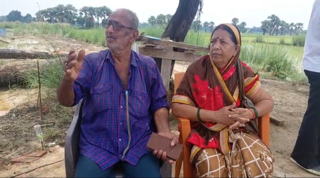 जमीन पर फर्जी कागजात से कब्जे का आरोप, 65 वर्षीय बुजुर्ग ने जिला प्रशासन से लगाई न्याय की गुहार