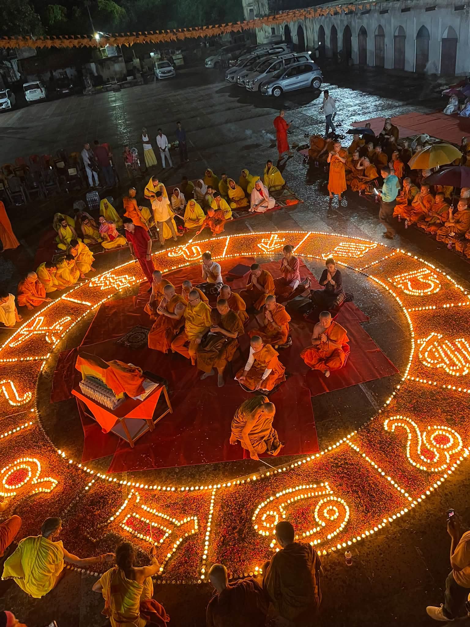 नेपाल त्रासदी के मृतकों की आत्मशांति को लेकर बोधगया मठ में जले हजारों दीप, विदेशी श्रद्धालुओं ने की विशेष प्रार्थना