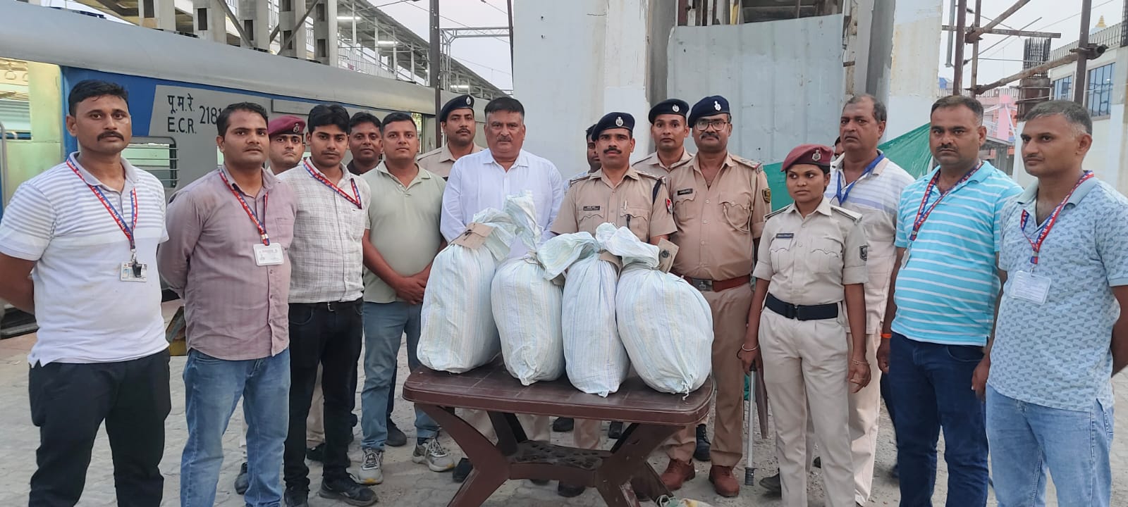 चार लावारिस बैगों ने खोला राज, गया जंक्शन पर ट्रेन से 11 लाख का गांजा बरामद
