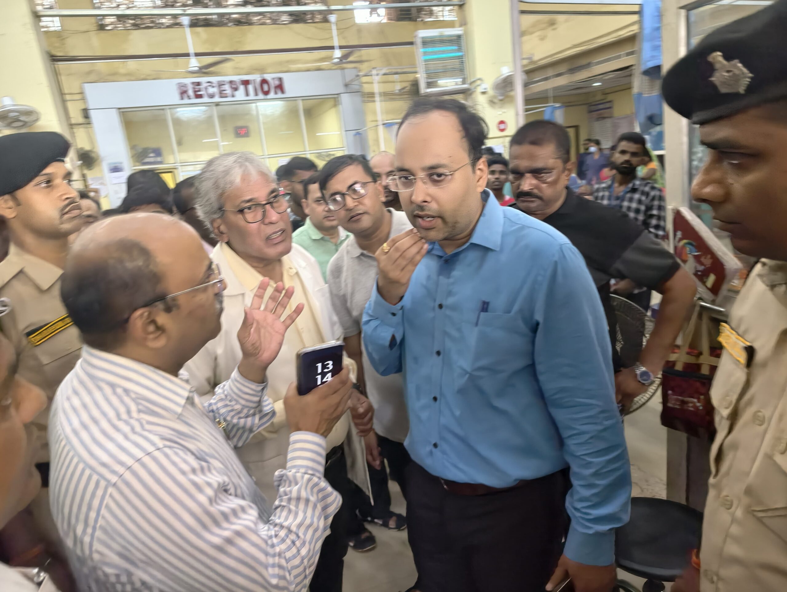 मगध मेडिकल की बदहाल व्यवस्था पर डीएम सख्त, छह मैनेजरों का वेतन बंद करने का निर्देश