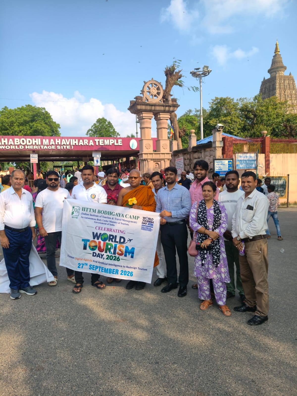 विश्व पर्यटन दिवस पर बोधगया में पर्यटन जागरूकता का संदेश, गुलाब से हुआ पर्यटकों का स्वागत