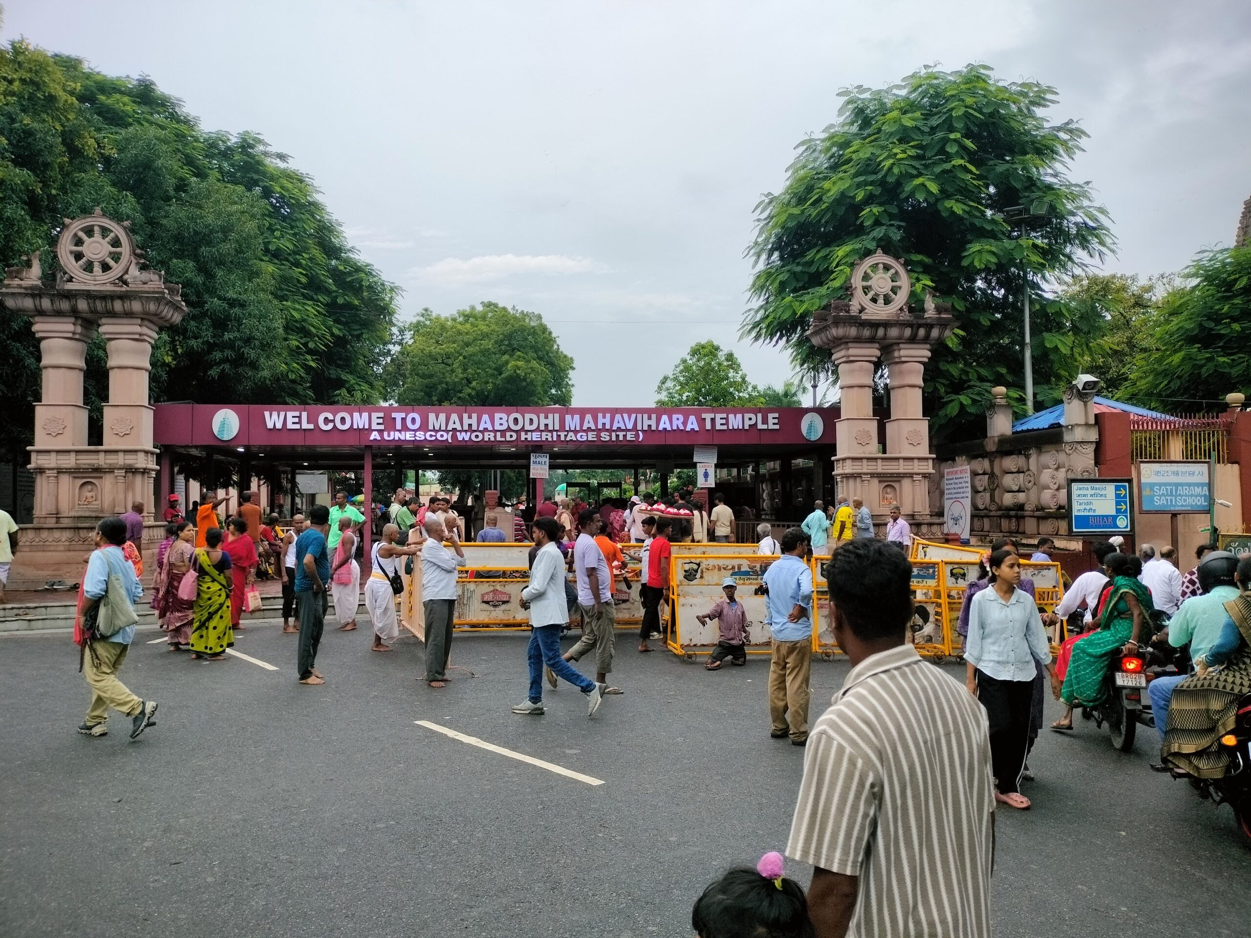 नेपाल की भीषण आपदा के बाद बोधगया पहुंचे पर्यटकों में डर, बोले—भगवान बुद्ध से प्रार्थना है, फिर कभी न आए ऐसी तबाही