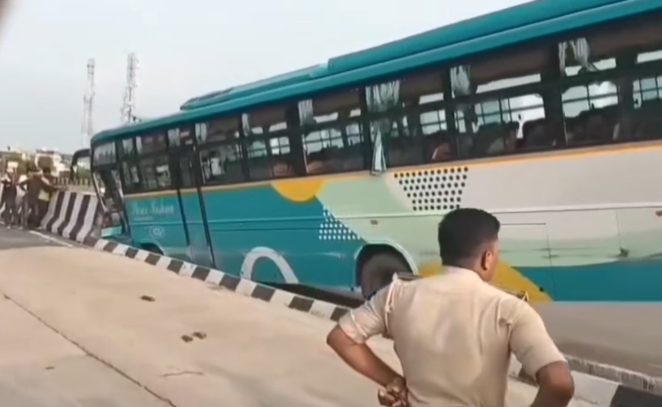 चालक को आई झपकी, NH-19 पर डिवाइडर से टकराई कोलकाता-अजमेर बस; 5-6 यात्री घायल