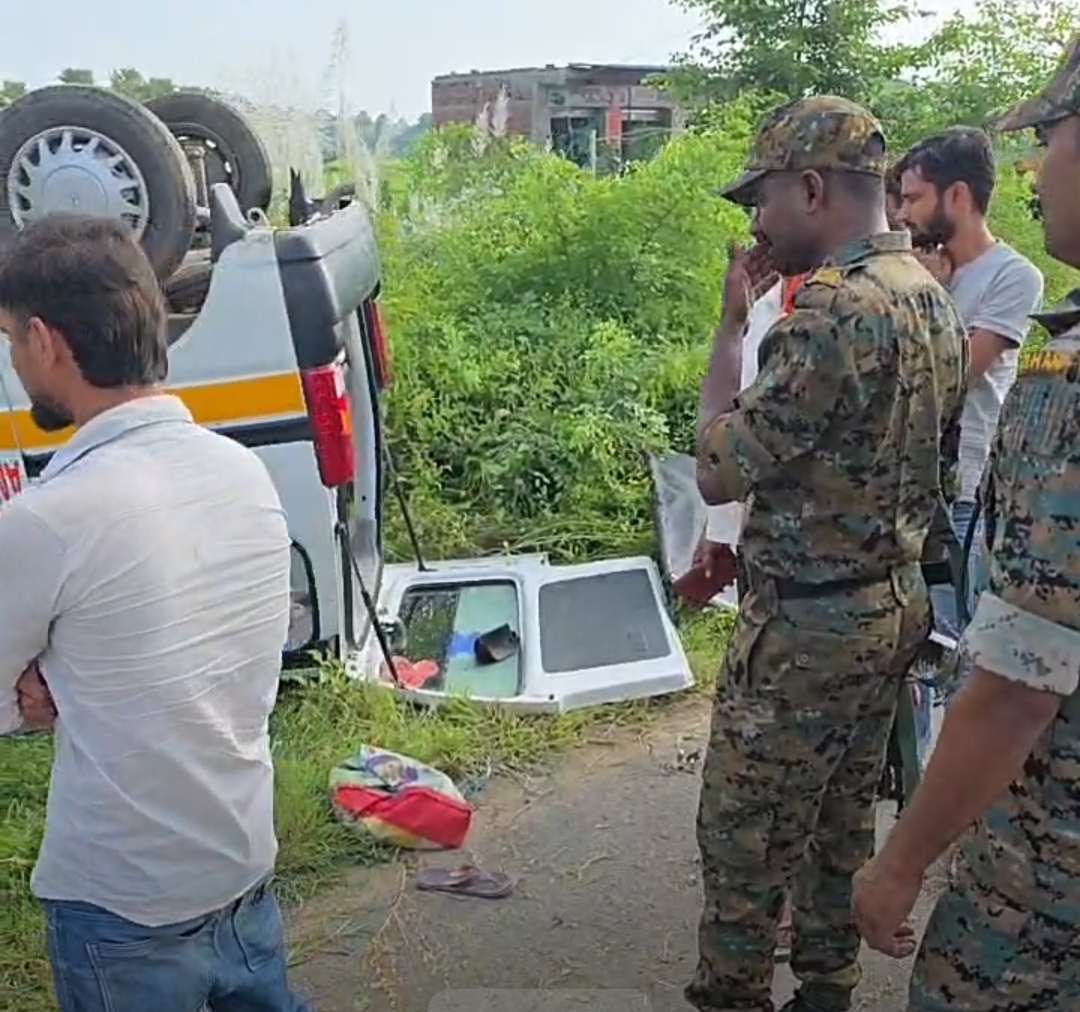 शव लेकर जा रही एंबुलेंस अनियंत्रित होकर पलटी, सड़क किनारे बैठे व्यक्ति को कुचला