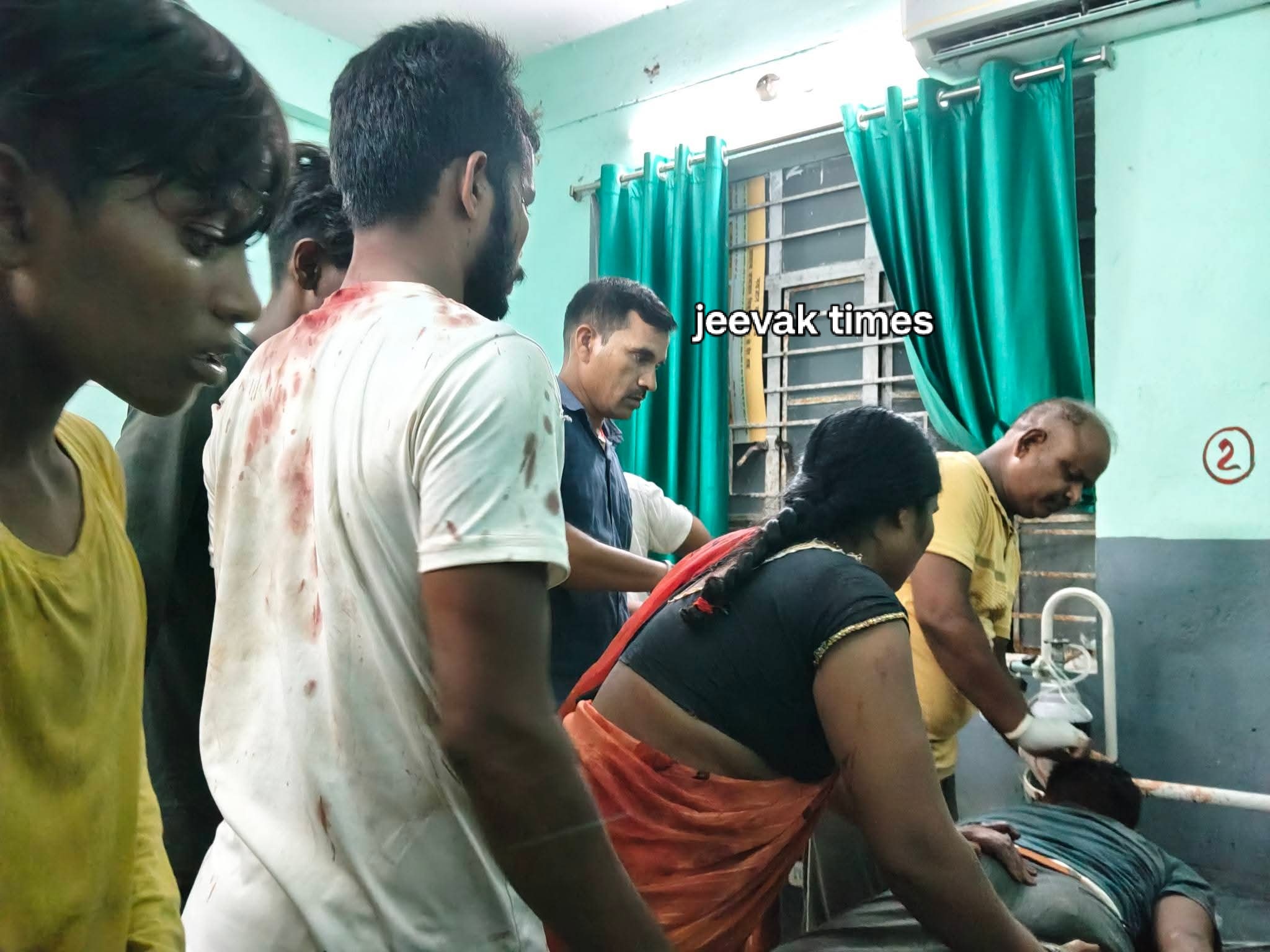 बालू उठाव पर बवाल: कोंच में परिवार को घेरकर हमला, 6 घायल; एक गया रेफर