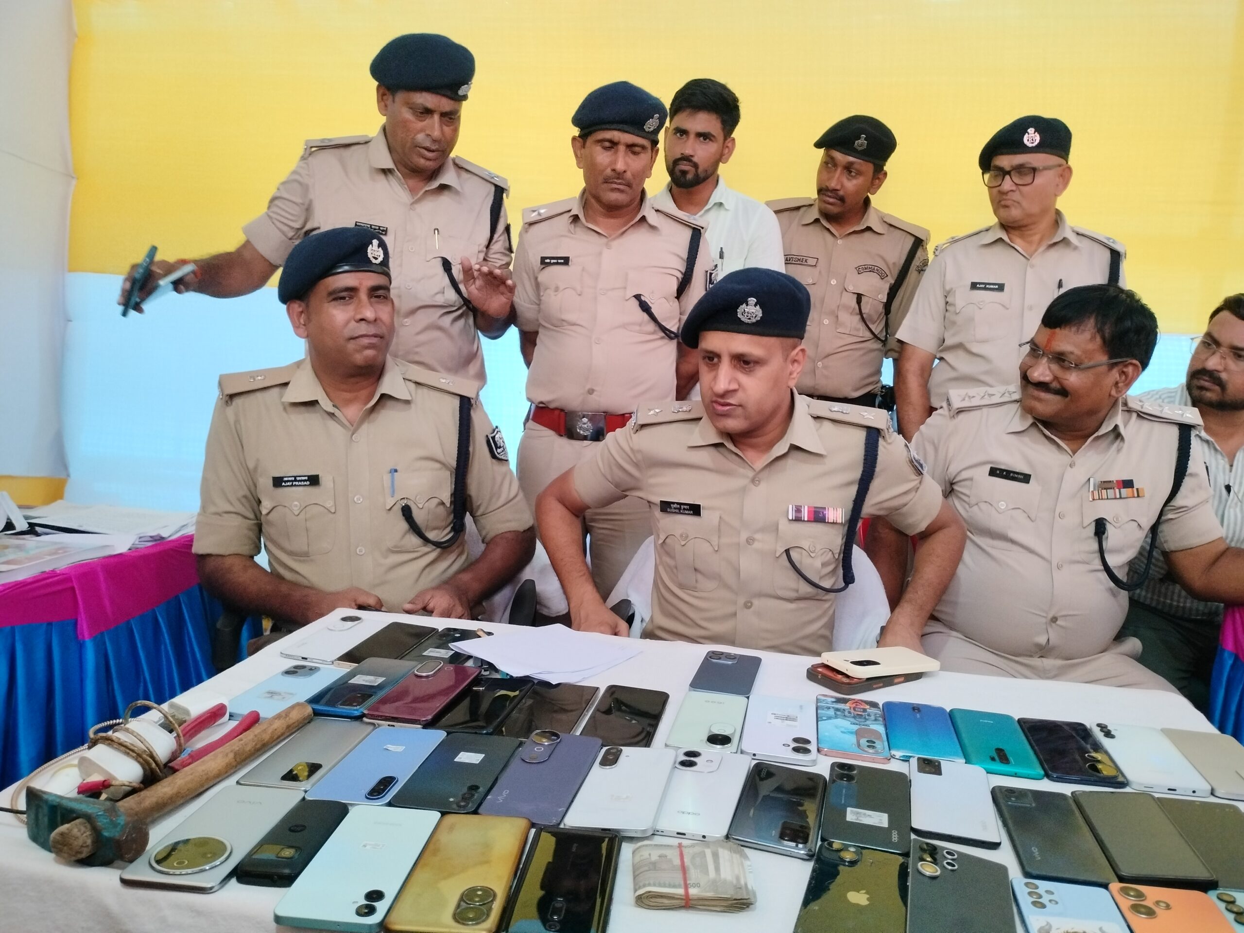 AI की नजर से नहीं बच पाए चोर, पितृपक्ष मेला में 44 मोबाइल के साथ 8 गिरफ्तार,SSP ने किया खुलासा