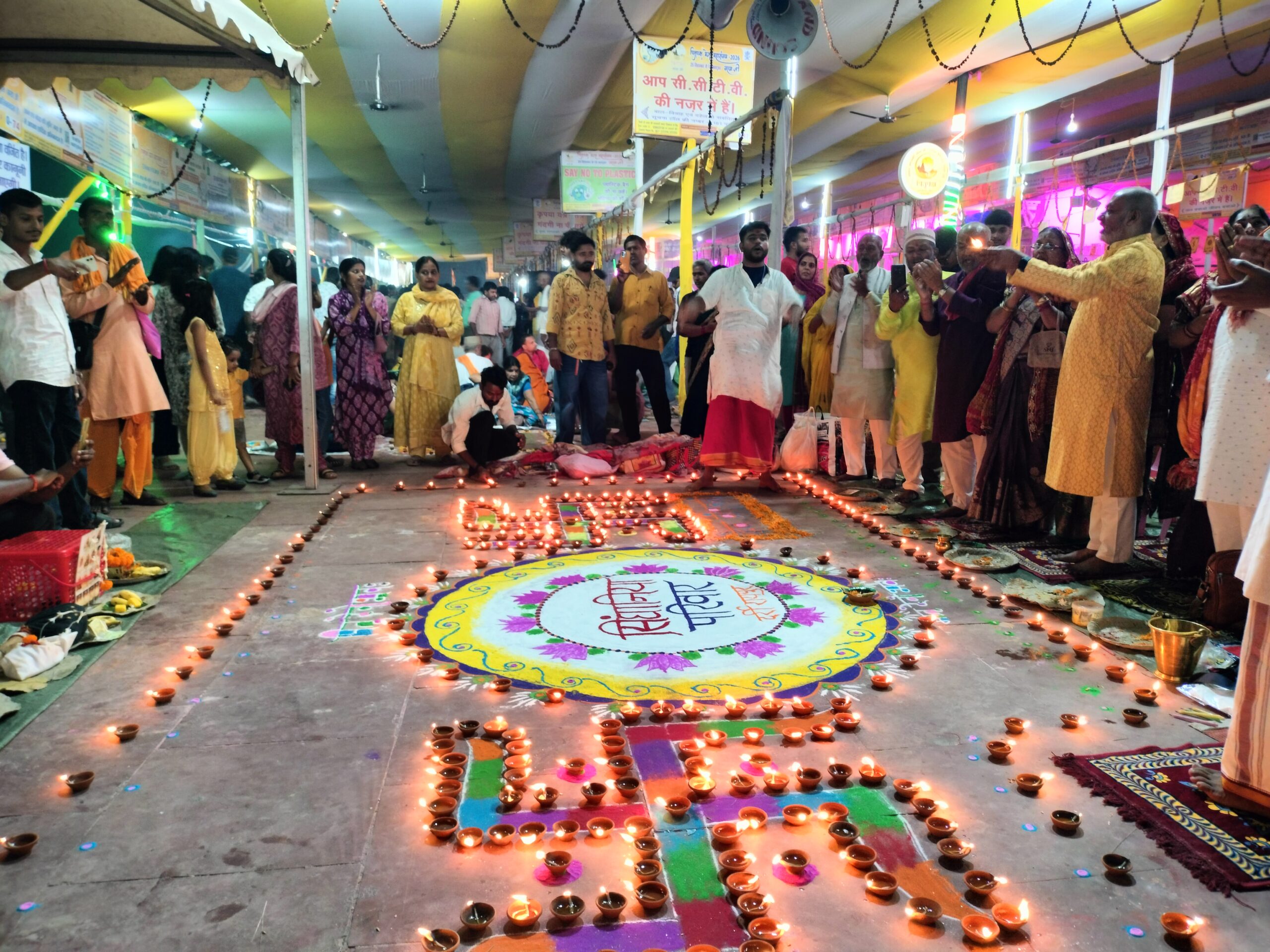 स्वास्तिक-ॐ और दीपों से सजा देवघाट, पितरों के सम्मान में हुआ दीपदान, मनाई गई पितृदिपावली